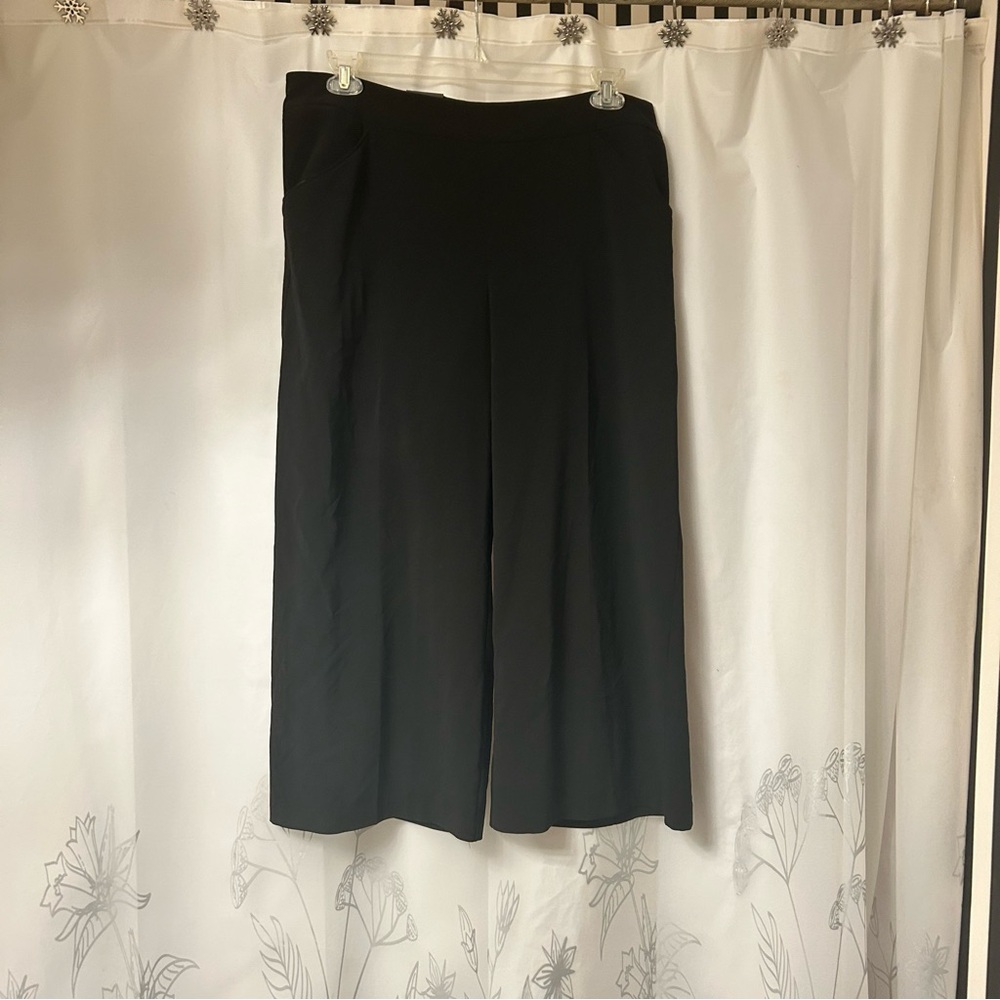 New INC International Concepts Black wide leg cropped length Trousers. Size 14‎